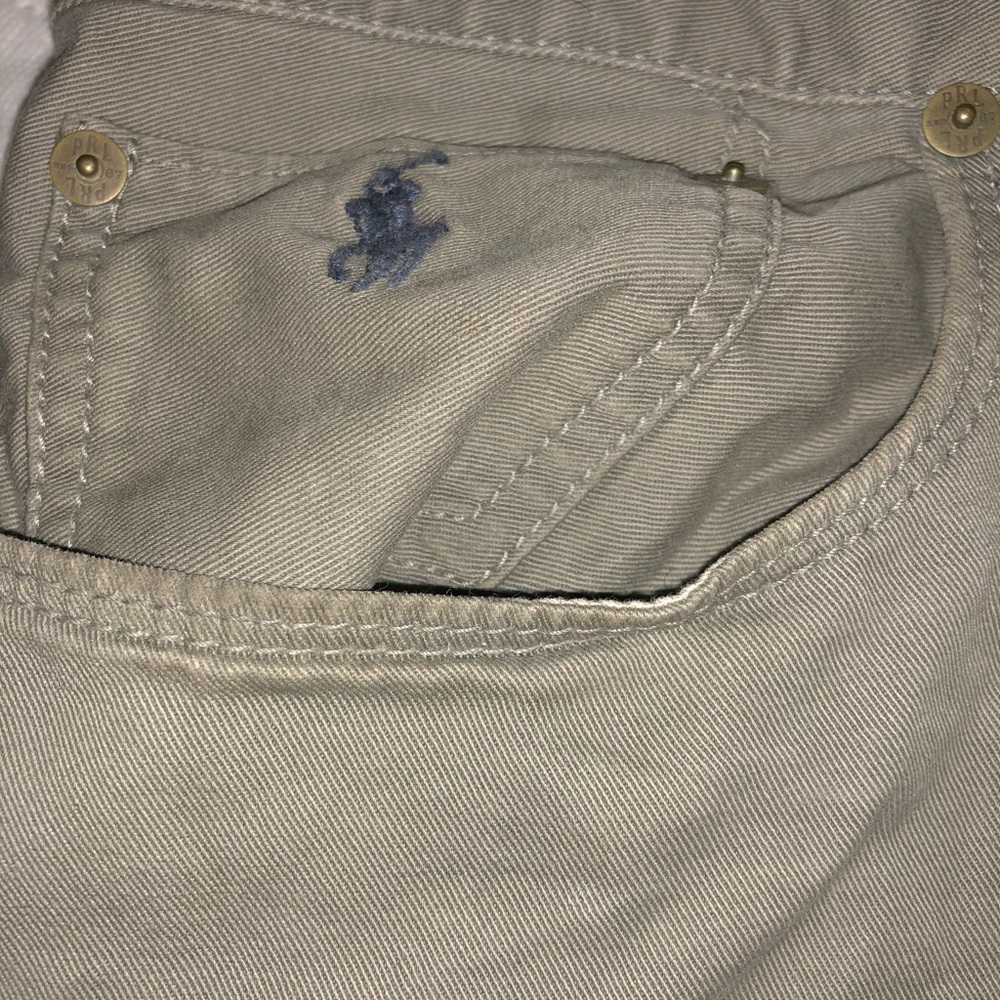 Men’s polo khaki green pants.